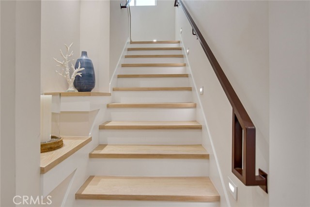 STAIRS TO 2ND LEVEL