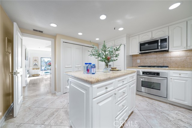 67 Sea Island Drive, Newport Beach CA: https://media.crmls.org/medias/83198dbe-f9d5-49ce-8dc2-c1da5651875a.jpg