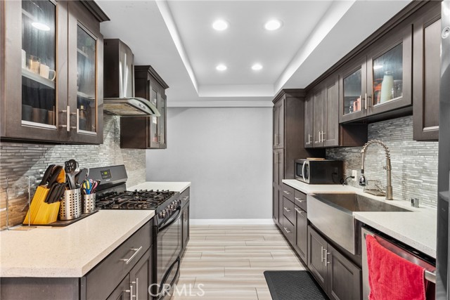 Detail Gallery Image 15 of 26 For 17500 Sherman Way #102,  Van Nuys,  CA 91406 - 3 Beds | 2 Baths