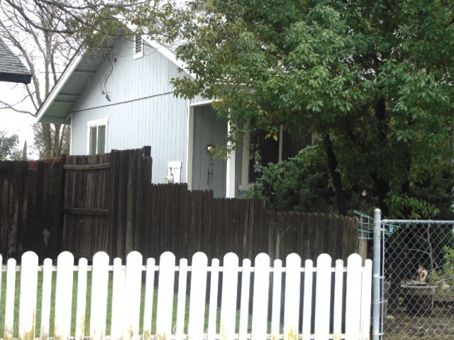Detail Gallery Image 4 of 5 For 1307 Deborah Dr, Red Bluff,  CA 96080 - 2 Beds | 1 Baths