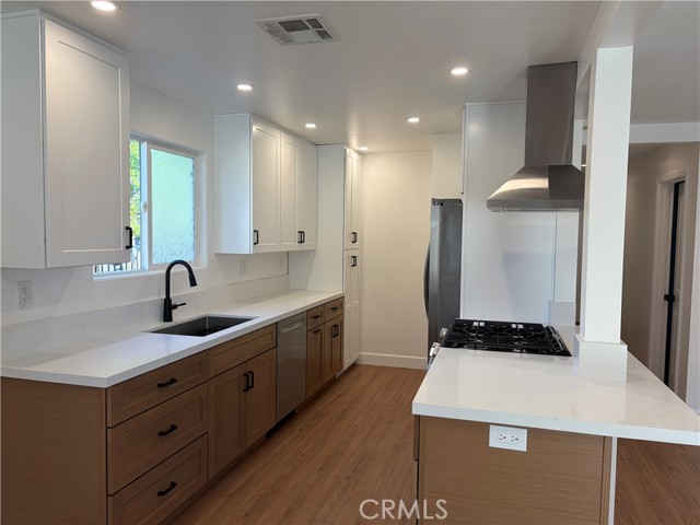 Detail Gallery Image 2 of 22 For 7101 Fallbrook Ave, West Hills,  CA 91307 - 4 Beds | 3 Baths