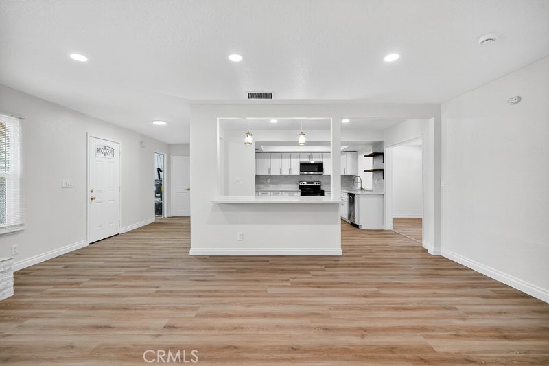https://media.crmls.org/medias/8324b7de-8fa1-4ba6-b0b2-a514d46ccf71.jpg?preset=X-Large