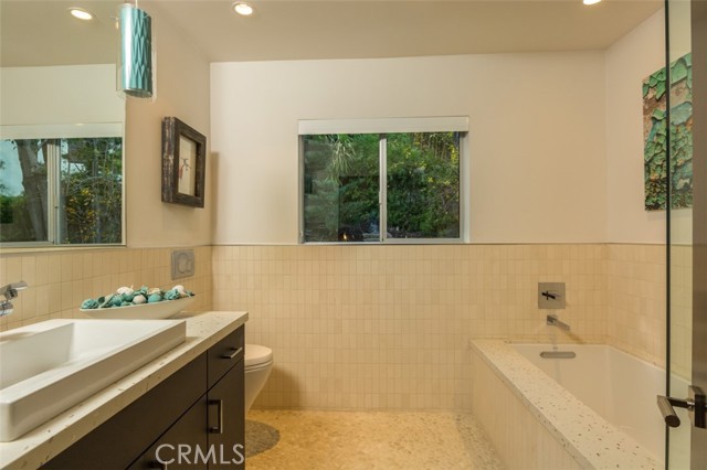 Detail Gallery Image 18 of 24 For 4021 Pacheco Dr, Sherman Oaks,  CA 91403 - 2 Beds | 2 Baths