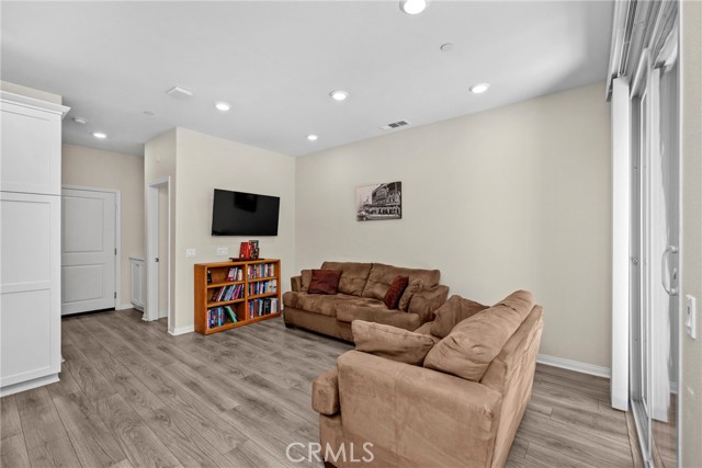 Detail Gallery Image 11 of 27 For 22886 Concord, Saugus,  CA 91350 - 2 Beds | 2/1 Baths