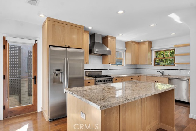 Detail Gallery Image 3 of 36 For 14627 Killion St, Sherman Oaks,  CA 91411 - 2 Beds | 2 Baths