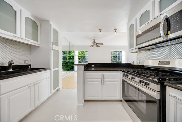 Detail Gallery Image 3 of 34 For 1401 S Bentley Ave #203,  Los Angeles,  CA 90025 - 2 Beds | 3 Baths