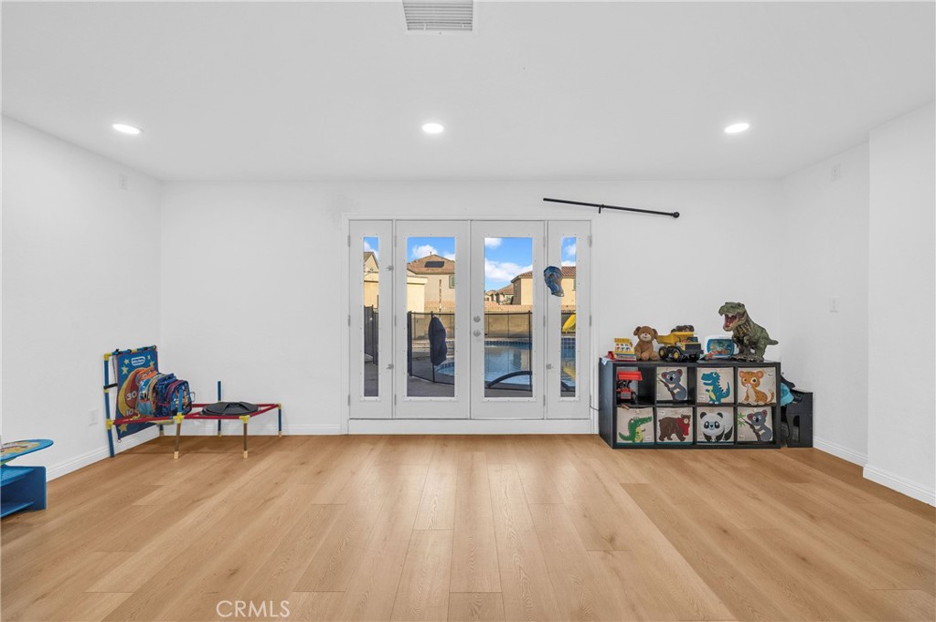 https://media.crmls.org/medias/832cae4a-82a2-41da-b40e-d2184fcc9222.jpg?preset=X-Large