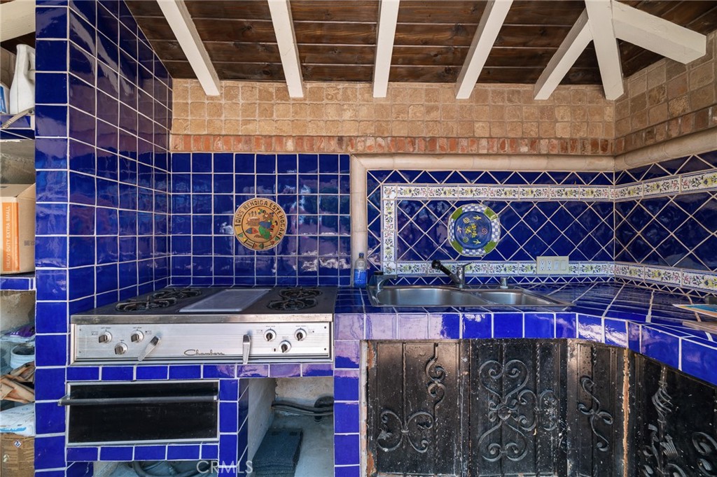 https://media.crmls.org/medias/832d0671-4b0d-48da-9be9-e7da53a1ff7c.jpg?preset=X-Large