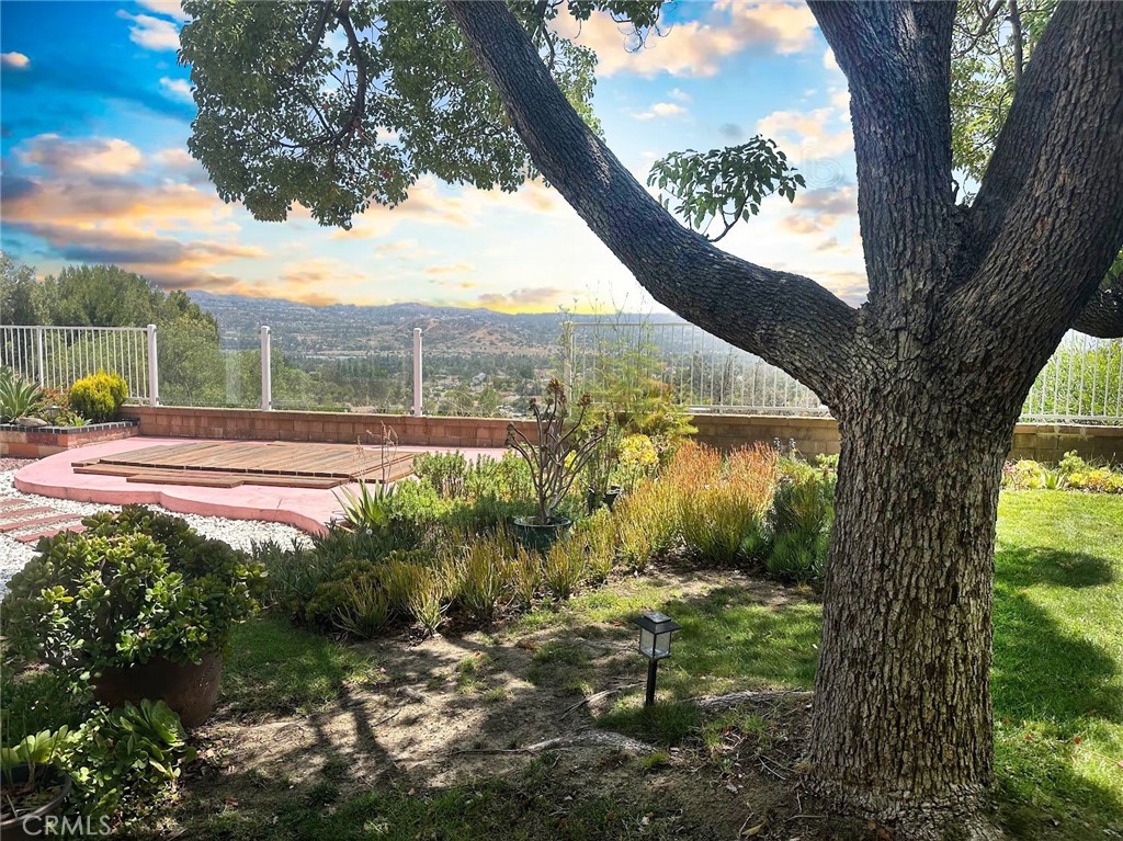 https://media.crmls.org/medias/8330f7f3-fdcb-4ffd-92ce-8c2ca4d3a56b.jpg?preset=X-Large