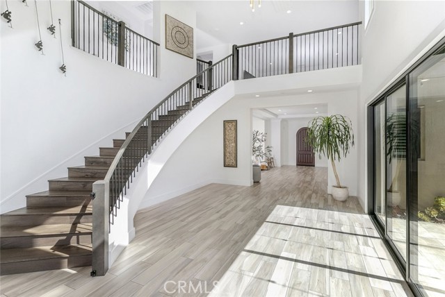 Detail Gallery Image 10 of 69 For 20300 W Windsor Ln, Northridge,  CA 91326 - 5 Beds | 6 Baths