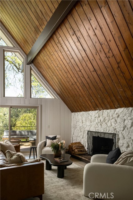 Detail Gallery Image 4 of 25 For 27663 North Bay Rd, Lake Arrowhead,  CA 92352 - 4 Beds | 3 Baths