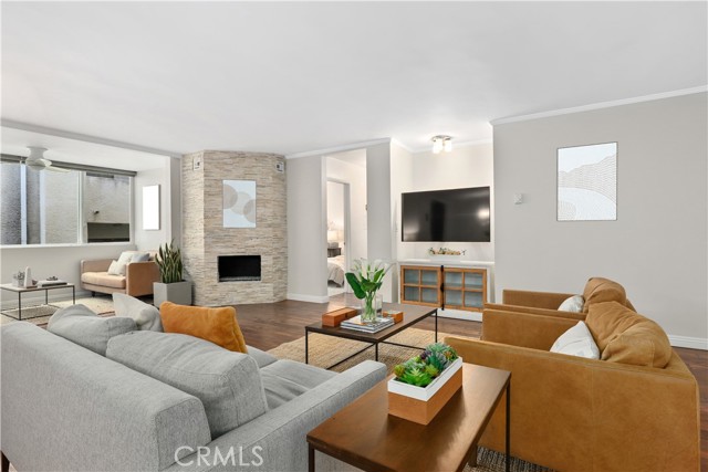 930 3rd Street, Santa Monica CA: https://media.crmls.org/medias/8334e06c-0e65-4121-bfc8-9f28673d1ec1.jpg