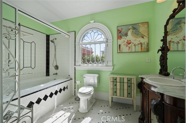 405 W Olive Avenue, Redlands CA: https://media.crmls.org/medias/83358f80-ba6c-4ebc-8f79-7b1c0de3bc3e.jpg