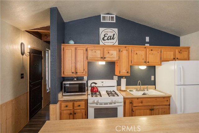 Detail Gallery Image 12 of 26 For 2101 5th Ln, Big Bear City,  CA 92314 - 2 Beds | 1 Baths