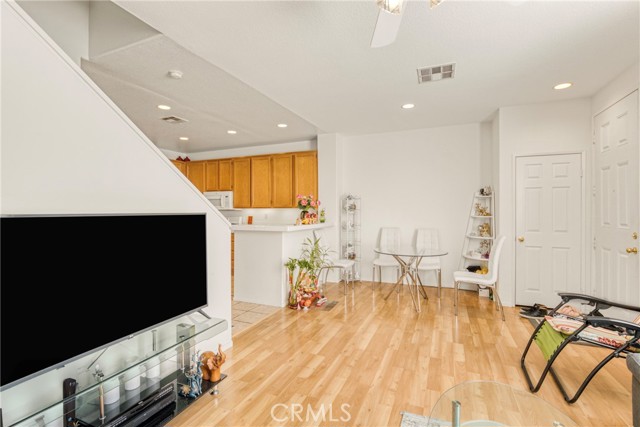 Detail Gallery Image 4 of 33 For 22754 Little Fall Ct, Saugus,  CA 91350 - 3 Beds | 3 Baths