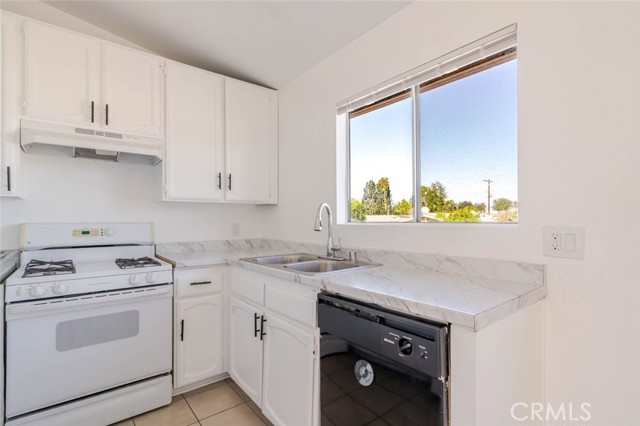 Detail Gallery Image 7 of 19 For 13015 Vanowen St #10,  North Hollywood,  CA 91605 - 2 Beds | 1 Baths