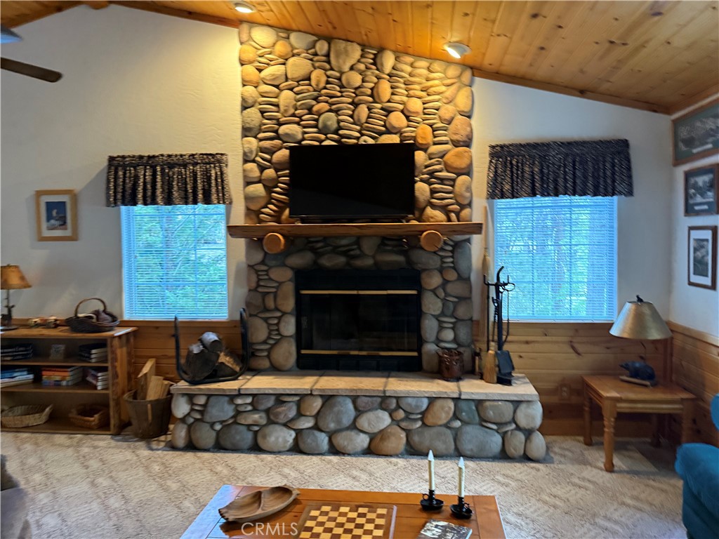 https://media.crmls.org/medias/833c97ce-a9ed-482b-b34e-42e487813ae1.jpg?preset=X-Large