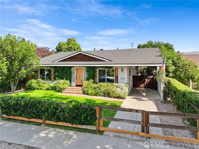 1321 W Morningside Drive, Burbank CA: https://media.crmls.org/medias/833f858f-0a00-469b-a98d-2ebf27197d54.jpg