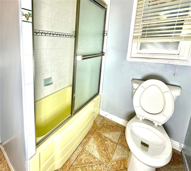 Detail Gallery Image 13 of 27 For 12040 Stagg St, North Hollywood,  CA 91605 - 4 Beds | 2/1 Baths