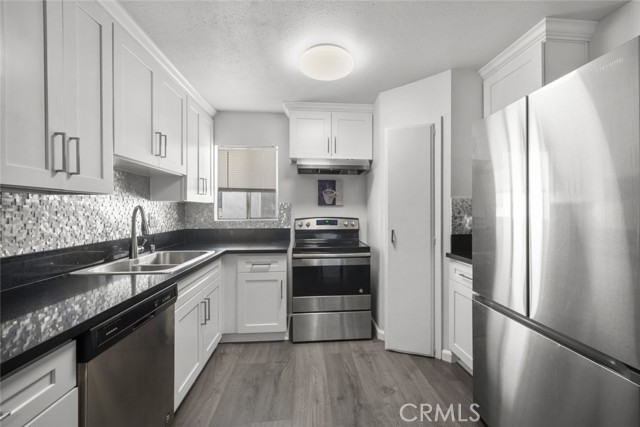 Detail Gallery Image 10 of 41 For 18555 Collins St #C18,  Tarzana,  CA 91356 - 2 Beds | 2 Baths