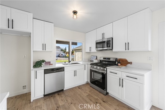 Detail Gallery Image 24 of 54 For 22015 Romar St, Chatsworth,  CA 91311 - 4 Beds | 3 Baths