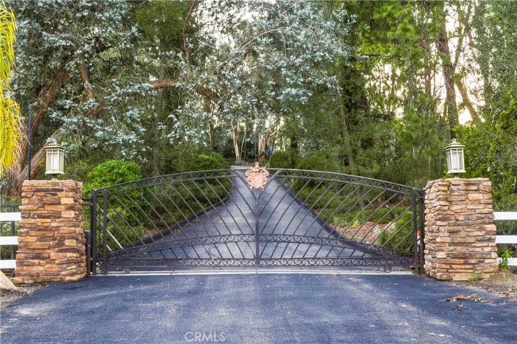 https://media.crmls.org/medias/8350a97e-d4a6-40bd-a559-641d77f678e3.jpg?preset=X-Large