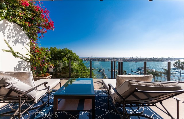 2301 Pacific Drive, Corona del Mar CA: https://media.crmls.org/medias/835540a5-1311-4fc4-80c8-6765a2b7390a.jpg