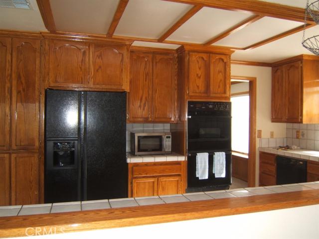 Detail Gallery Image 6 of 31 For 16342 Ridge View Dr, Apple Valley,  CA 92307 - 4 Beds | 2/1 Baths