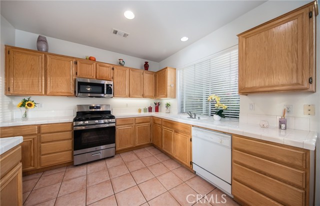 Detail Gallery Image 13 of 29 For 12721 Royal Oak Ct, Yucaipa,  CA 92399 - 4 Beds | 2/1 Baths