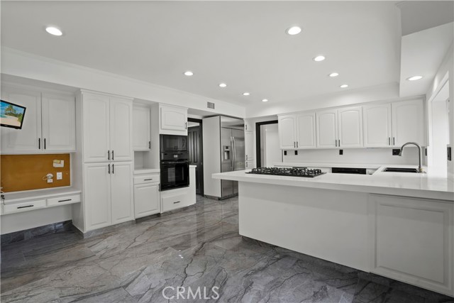 Detail Gallery Image 13 of 49 For 9853 Wish Ave, Northridge,  CA 91325 - 5 Beds | 2/1 Baths