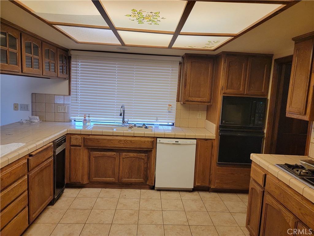 https://media.crmls.org/medias/835d8cef-f76e-4729-a237-09a1a32f752c.jpg?preset=X-Large