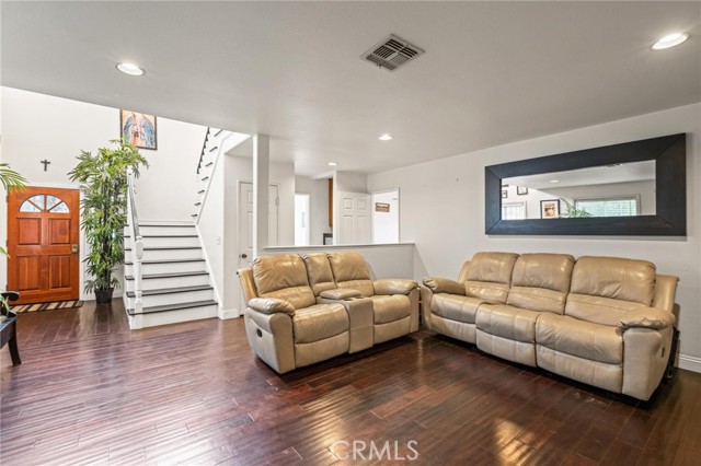 Detail Gallery Image 4 of 35 For 5048 W 121st St, Hawthorne,  CA 90250 - 4 Beds | 2/1 Baths