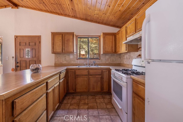 1178 Pine Ridge Lane, Big Bear City CA: https://media.crmls.org/medias/83600959-85e1-4cd2-a5b5-c206c001c545.jpg