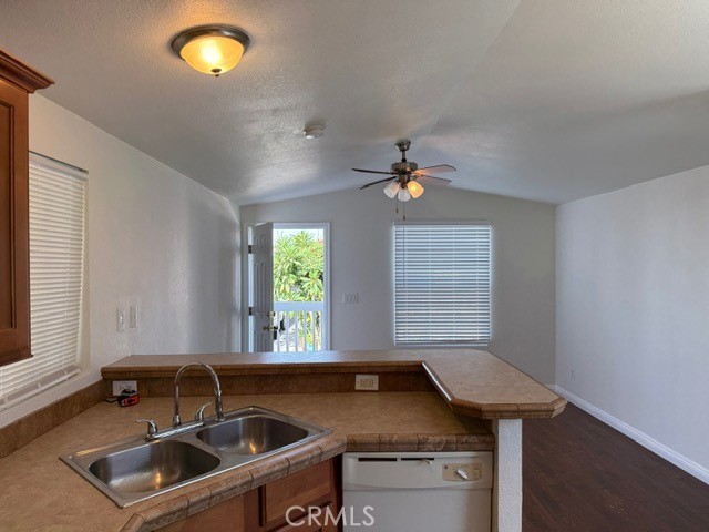 Detail Gallery Image 5 of 17 For 11101 Imperial Highway #48,  Norwalk,  CA 90650 - 1 Beds | 1 Baths