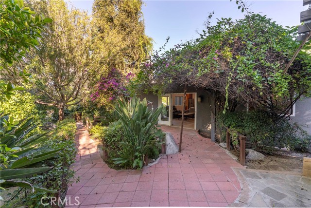 Detail Gallery Image 4 of 37 For 5653 Shirley Ave, Tarzana,  CA 91356 - 3 Beds | 2 Baths