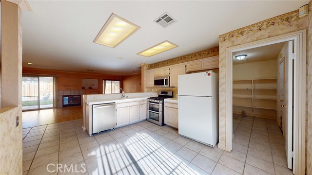 Detail Gallery Image 10 of 39 For 6157 W Avenue J4, Lancaster,  CA 93536 - 3 Beds | 2 Baths