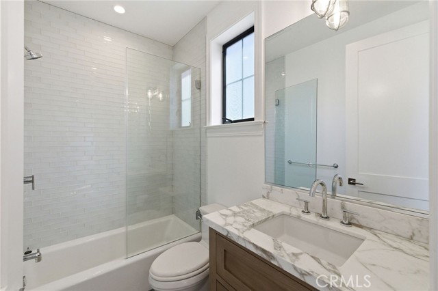 Detail Gallery Image 37 of 59 For 1405 Oak Ave, Manhattan Beach,  CA 90266 - 4 Beds | 4/1 Baths