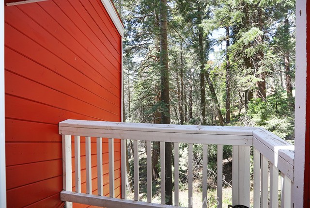 531 W Victoria Court, Lake Arrowhead CA: https://media.crmls.org/medias/8366a83d-3f06-42d9-a836-f113e7903648.jpg