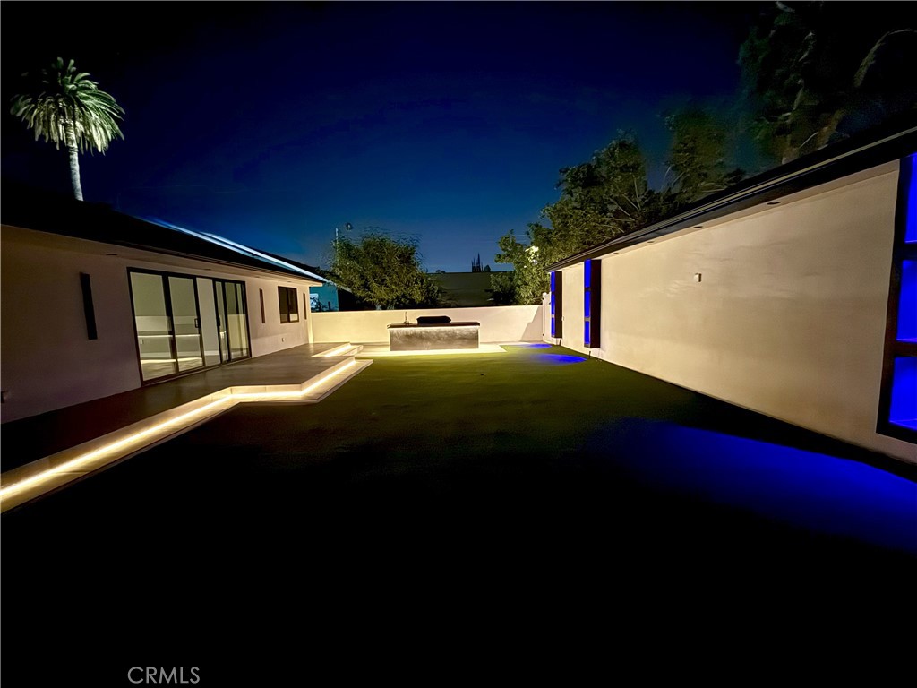 https://media.crmls.org/medias/8368b50d-e87a-4375-a8a5-b60945132844.jpg?preset=X-Large