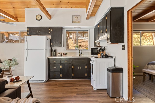 Detail Gallery Image 5 of 28 For 32903 Canyon Dr, Green Valley Lake,  CA 92341 - 2 Beds | 1 Baths