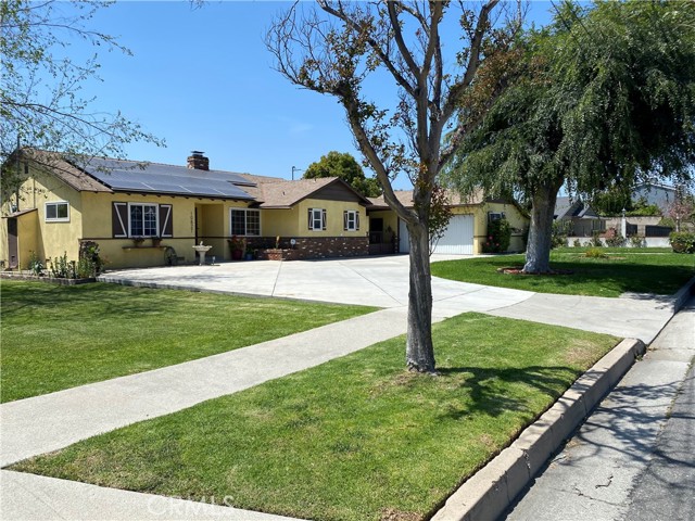 10827 Valley Home Avenue Whittier, California 1950s California Ranch style house with 4 bedrooms, 2 bathrooms, den and office. The house is light and bright, with hardwood floors and warm wood accents. Circular driveway out front w/ private garage. Garage leads into an office (which can be used as a rec room, gym or studio). This lovingly maintained home is centrally located near restaurants, shops, and schools.