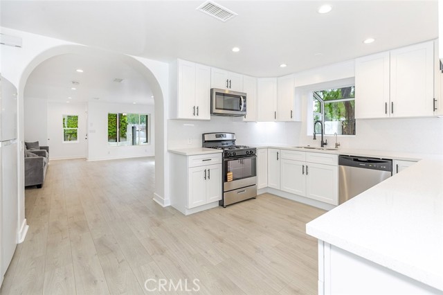 Detail Gallery Image 18 of 51 For 13631 Eldridge Ave, Sylmar,  CA 91342 - 4 Beds | 3 Baths