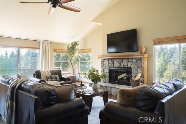 Detail Gallery Image 4 of 32 For 183 Chipmunk, Lake Arrowhead,  CA 92352 - 6 Beds | 5/1 Baths