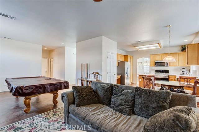 8961 Newcastle Avenue, Hesperia CA: https://media.crmls.org/medias/8372fe15-6df4-4d35-9dfa-4f8b293564e2.jpg