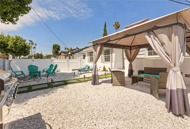 Detail Gallery Image 2 of 23 For 13831 Bessemer, Valley Glen,  CA 91401 - 3 Beds | 2 Baths