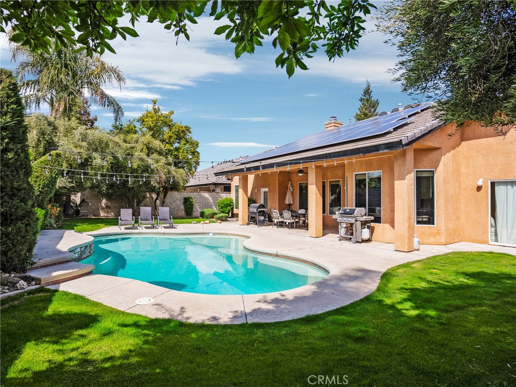 https://media.crmls.org/medias/8381b9b0-8dca-4aa0-9532-16e81267dcd0.jpg?preset=X-Large