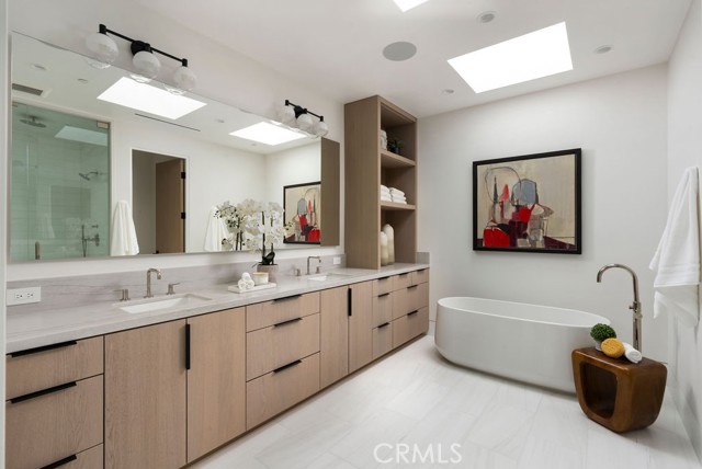 Detail Gallery Image 11 of 21 For 2501 Seaview Ave, Corona Del Mar,  CA 92625 - 4 Beds | 4/1 Baths