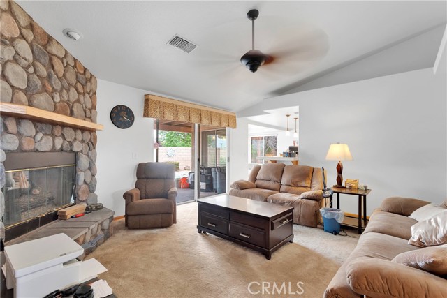 Detail Gallery Image 2 of 44 For 19804 Haida Rd, Apple Valley,  CA 92307 - 4 Beds | 3 Baths