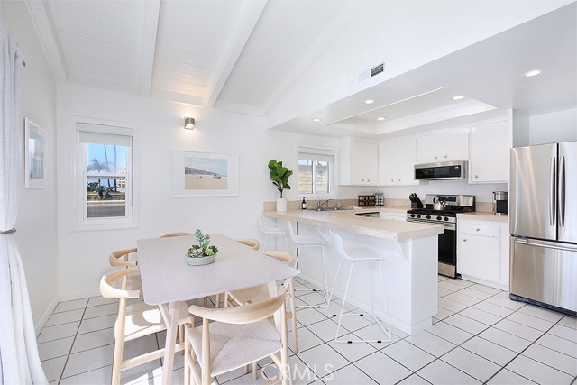 Detail Gallery Image 9 of 49 For 203 Cedar St a & B,  Newport Beach,  CA 92663 - 4 Beds | 3 Baths