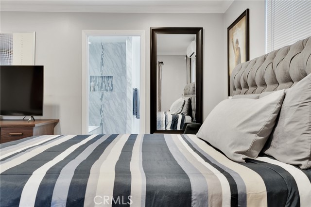 5340 S Harcourt Avenue, Los Angeles CA: https://media.crmls.org/medias/838617f8-c9b7-415e-9744-28e2f346128b.jpg